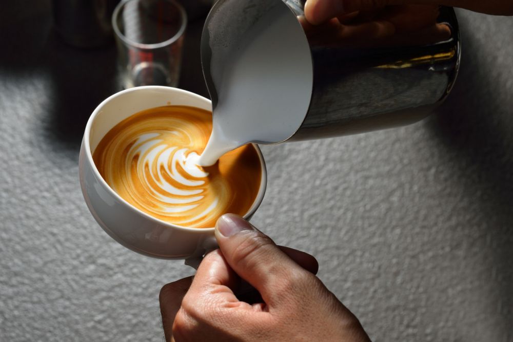 Mengenal Lebih Dekat Caffe Latte: Aroma Kopi yang Menggoda dan Kenikmatan Susu yang Menggairahkan